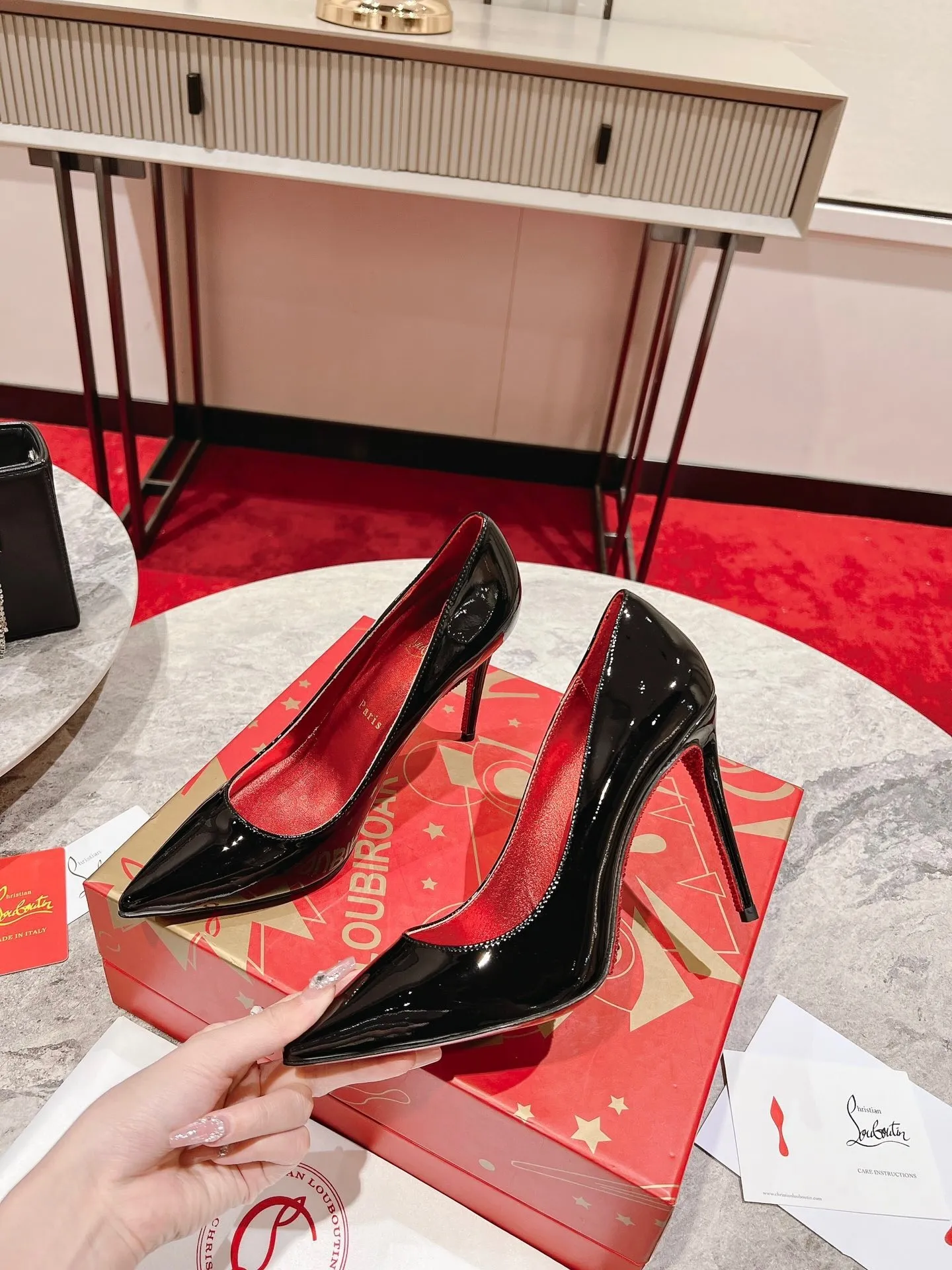 👟👟Ex-factory price 600👟👟 🆑❥∙ Diamond sole shoe☀️✪ꫛꫀw.✔︎ Set on a 100mm heel, its black patent calfskin upper is enhanced by iridescent Louboutin red lining. Standing out for its originality, the sole is entirely decorated with red rhinestones, fixed one by one by hand. Genuine leather outsole size: 35-39 (40.41. Customized, non-refundable and non-exchangeable. Heel height: 12cm. Color: black patent leather, black cowhide